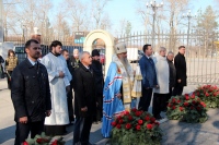 Митрополит Артемий совершил заупокойное богослужение у часовни Воскресения Христова на Центральном кладбище