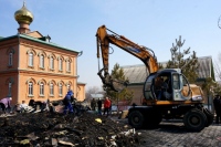 Около 200 человек приняли участие в очистке территории сгоревшего храма св. Александра Невского