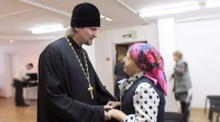 В гости к ветеранам: молитва, кино и саксофон