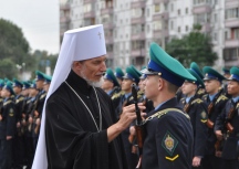 Митрополит Хабаровский и Приамурский Игнатий принял участие в церемонии приведения к присяге курсантов Хабаровского пограничного института. 1 сентября 2013 год