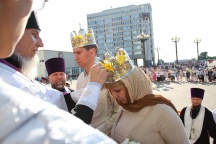 Праздник семьи, любви и верности в Хабаровске.  Венчание супружеских пар архиепископом Хабаровским и Приамурским Игнатием. 17 июля 2011г.