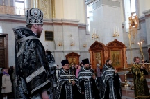 Утреня Великого Пятка с чтением двенадцати Страстных Евангелий в Спасо-Преображенском соборе 13 апреля 2017 г.
